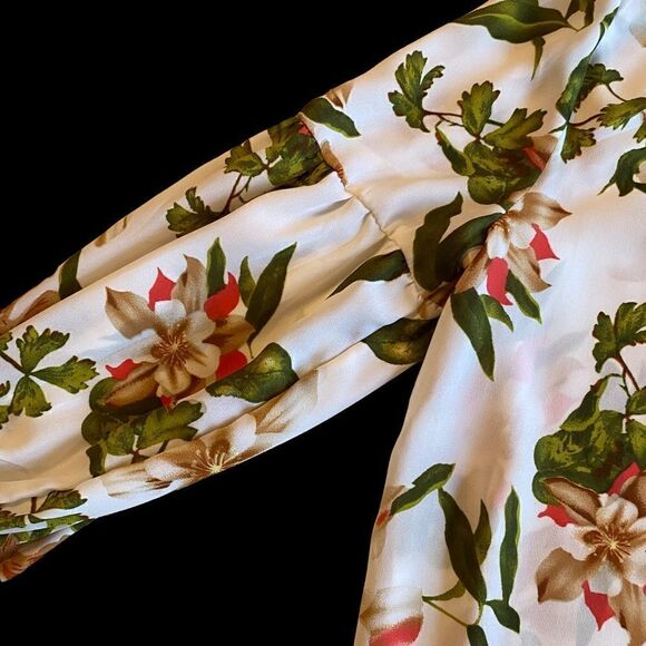 Lightweight Floral Blouse with Pooffy Sleeves - Picture 4 of 7